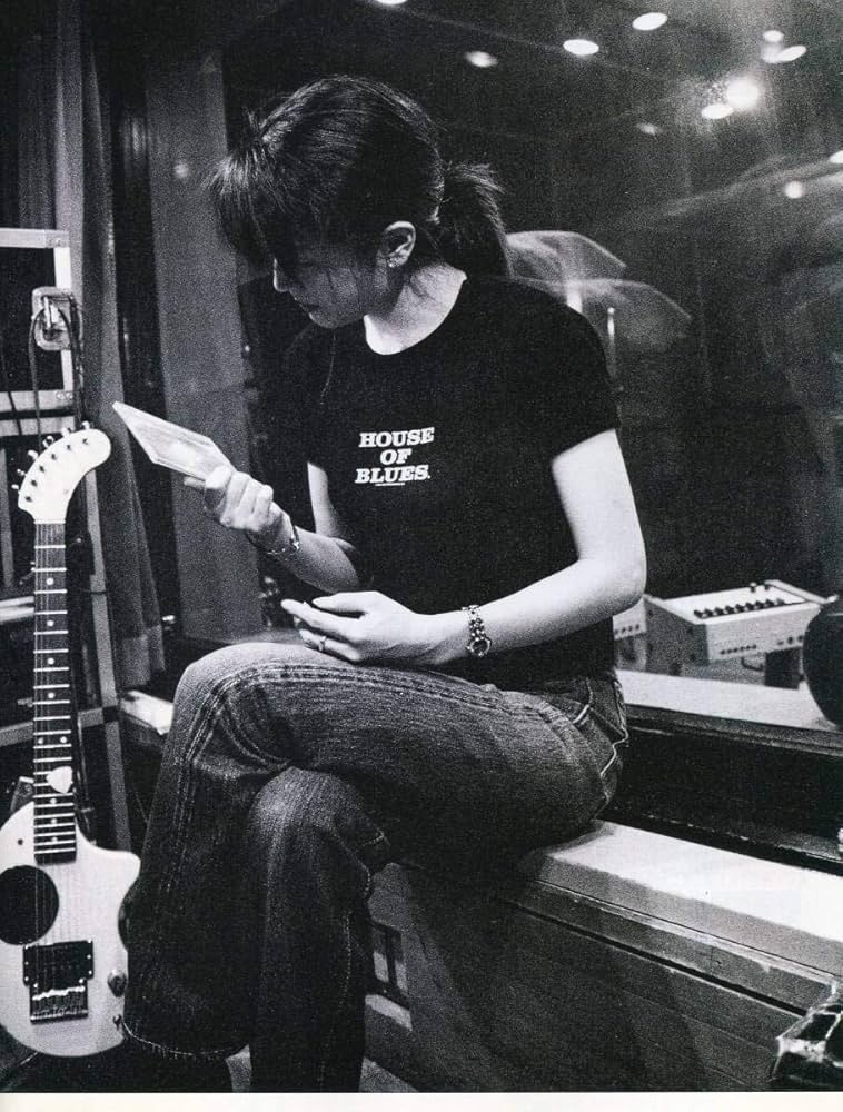 Amazon.co.jp: Girls Hits!ZARD 坂井泉水／振り返らずに今ここ